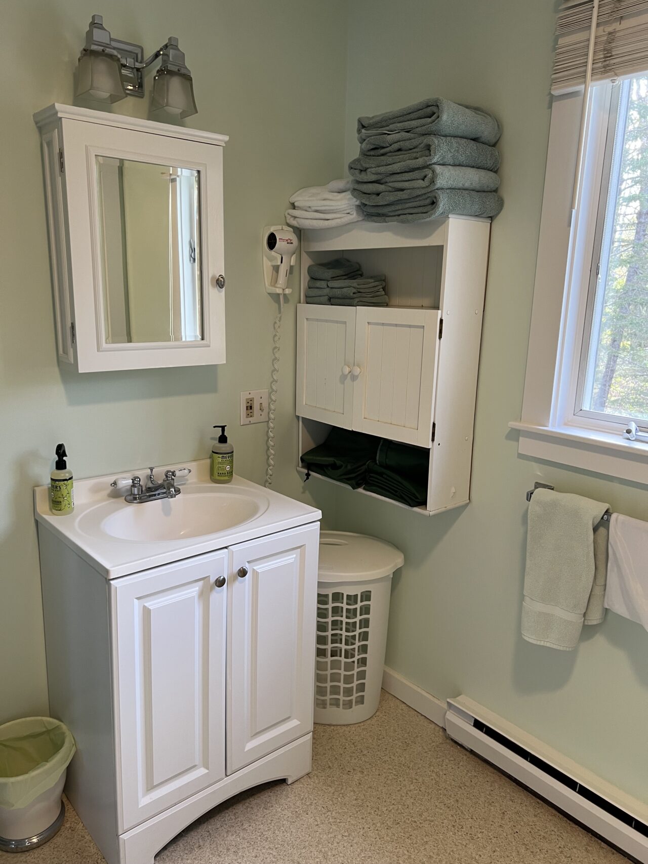 First floor bath with washer and dryer 2