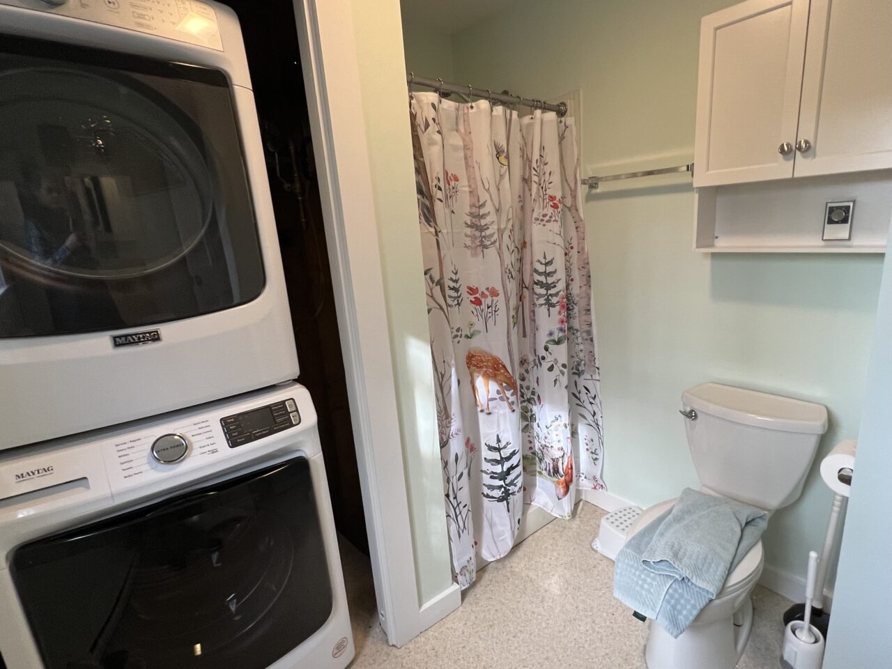 First floor bath with washer and dryer 3